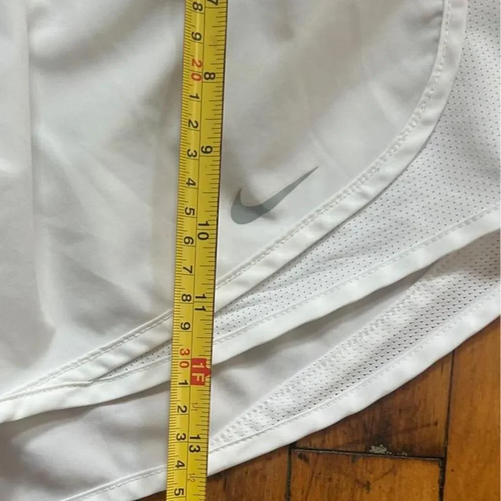Nike Dri-Fit White Running Shorts Women's Medium Elastic Waist Athletic Shorts